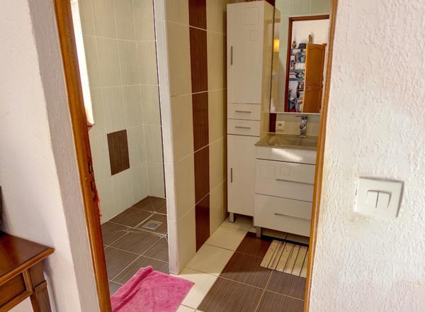 Maison traditionnelle de 200 M2 habitables, 3000 M2 de jardin, piscine, atelier, garages 2 voitures.