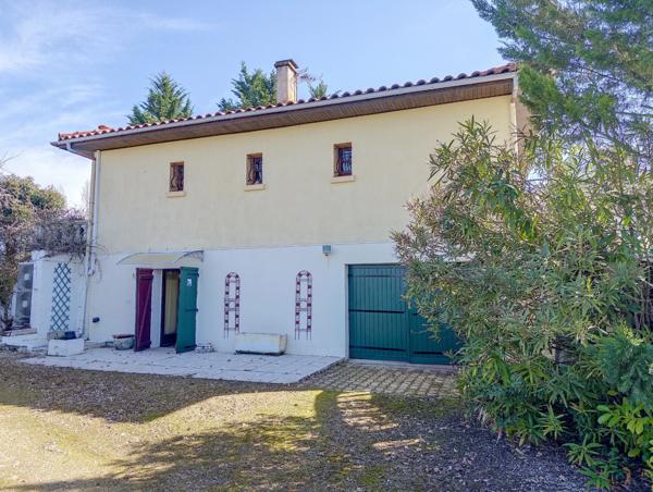 Maison traditionnelle de 200 M2 habitables, 3000 M2 de jardin, piscine, atelier, garages 2 voitures.