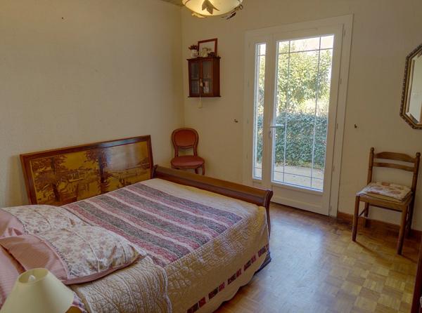 Maison traditionnelle de 200 M2 habitables, 3000 M2 de jardin, piscine, atelier, garages 2 voitures.