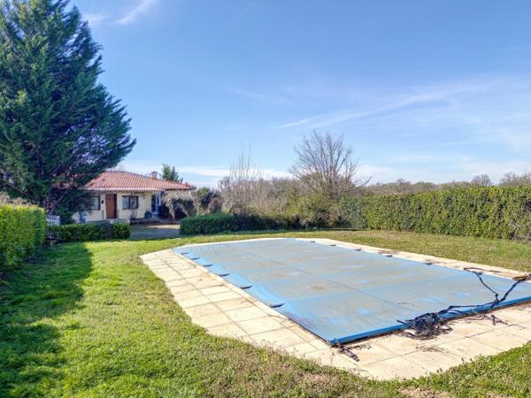 Maison traditionnelle de 200 M2 habitables, 3000 M2 de jardin, piscine, atelier, garages 2 voitures.