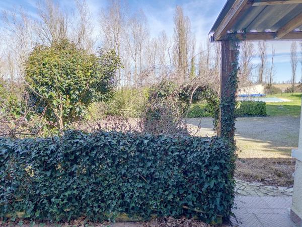 Maison traditionnelle de 200 M2 habitables, 3000 M2 de jardin, piscine, atelier, garages 2 voitures.