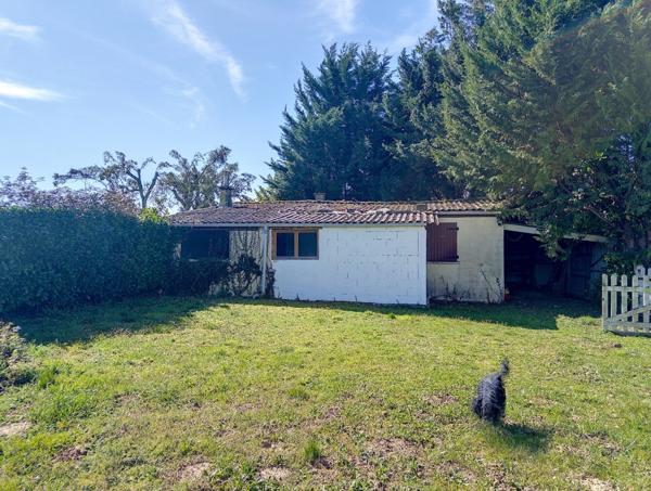 Maison traditionnelle de 200 M2 habitables, 3000 M2 de jardin, piscine, atelier, garages 2 voitures.