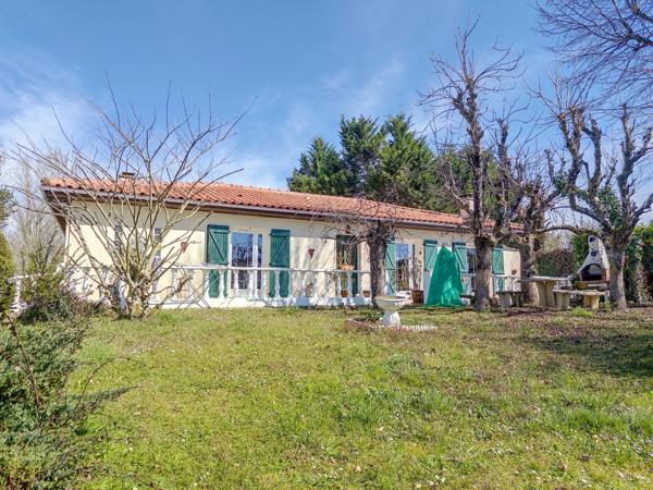 Maison traditionnelle de 200 M2 habitables, 3000 M2 de jardin, piscine, atelier, garages 2 voitures.