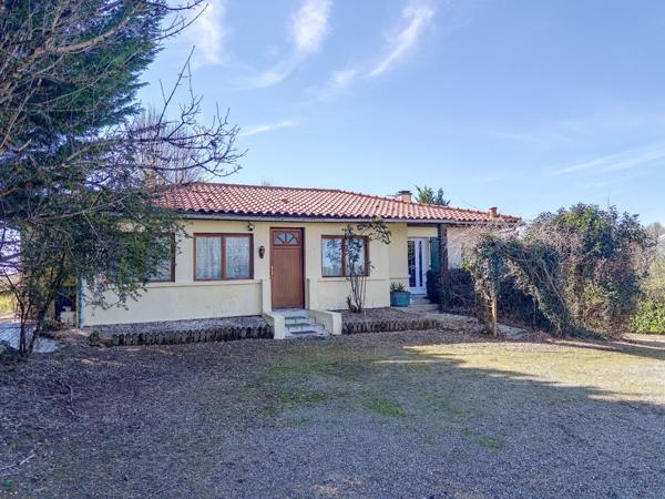 Maison traditionnelle de 200 M2 habitables, 3000 M2 de jardin, piscine, atelier, garages 2 voitures.