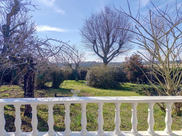 Maison traditionnelle de 200 M2 habitables, 3000 M2 de jardin, piscine, atelier, garages 2 voitures.