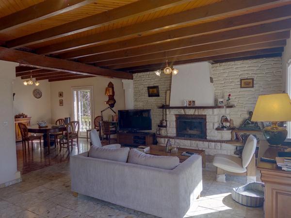 Maison traditionnelle de 200 M2 habitables, 3000 M2 de jardin, piscine, atelier, garages 2 voitures.