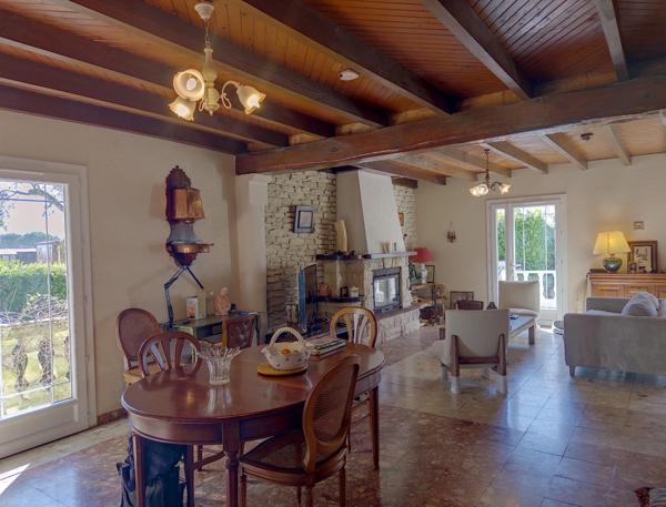 Maison traditionnelle de 200 M2 habitables, 3000 M2 de jardin, piscine, atelier, garages 2 voitures.