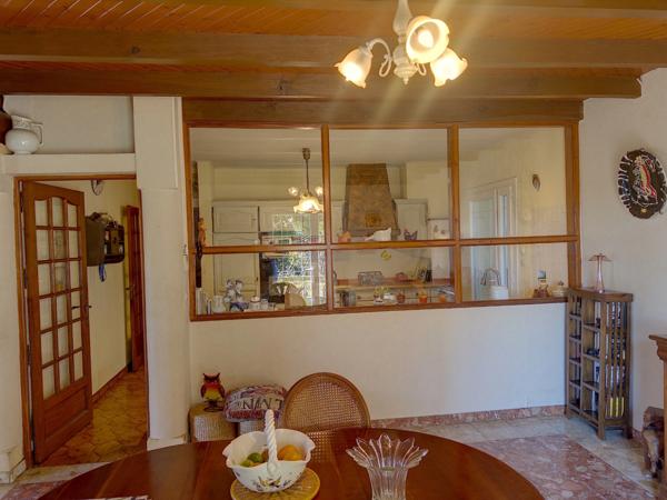 Maison traditionnelle de 200 M2 habitables, 3000 M2 de jardin, piscine, atelier, garages 2 voitures.