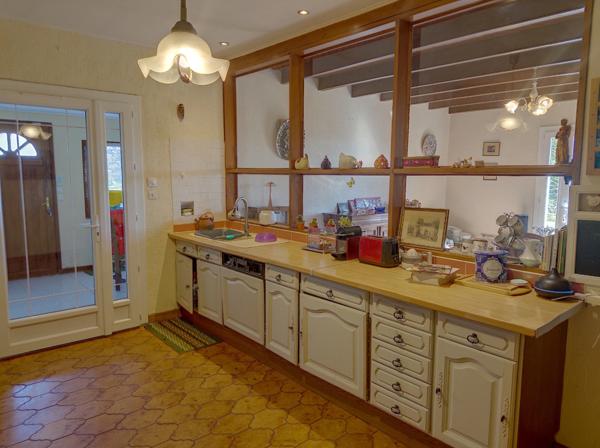 Maison traditionnelle de 200 M2 habitables, 3000 M2 de jardin, piscine, atelier, garages 2 voitures.