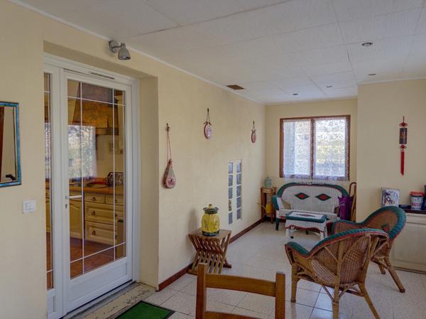 Maison traditionnelle de 200 M2 habitables, 3000 M2 de jardin, piscine, atelier, garages 2 voitures.