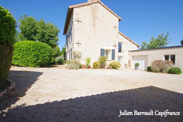 Maison familiale en pierre de 150m² avec 3 chambres rénovée en 2006 sur un terrain arboré et clos de 1617 m²