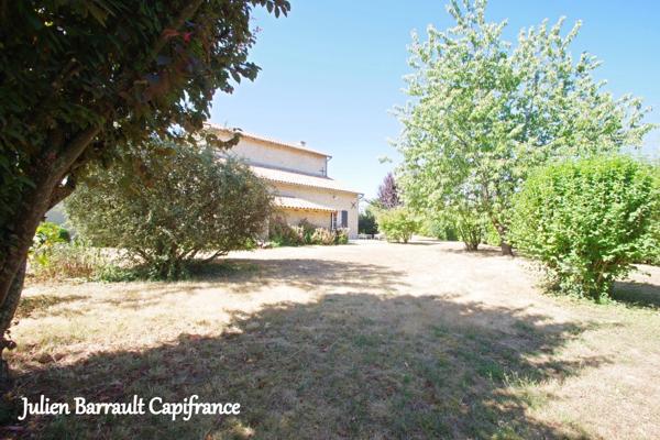 Maison familiale en pierre de 150m² avec 3 chambres rénovée en 2006 sur un terrain arboré et clos de 1617 m²