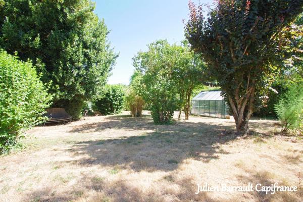 Maison familiale en pierre de 150m² avec 3 chambres rénovée en 2006 sur un terrain arboré et clos de 1617 m²