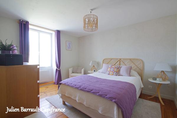 Maison familiale en pierre de 150m² avec 3 chambres rénovée en 2006 sur un terrain arboré et clos de 1617 m²
