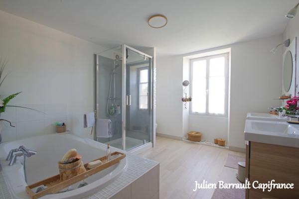 Maison familiale en pierre de 150m² avec 3 chambres rénovée en 2006 sur un terrain arboré et clos de 1617 m²
