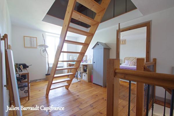 Maison familiale en pierre de 150m² avec 3 chambres rénovée en 2006 sur un terrain arboré et clos de 1617 m²