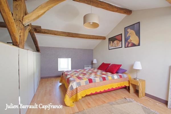 Maison familiale en pierre de 150m² avec 3 chambres rénovée en 2006 sur un terrain arboré et clos de 1617 m²