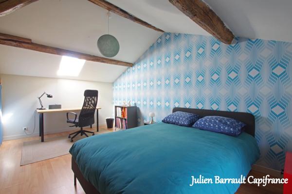 Maison familiale en pierre de 150m² avec 3 chambres rénovée en 2006 sur un terrain arboré et clos de 1617 m²