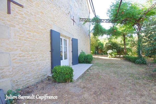 Maison familiale en pierre de 150m² avec 3 chambres rénovée en 2006 sur un terrain arboré et clos de 1617 m²