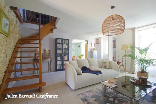 Maison familiale en pierre de 150m² avec 3 chambres rénovée en 2006 sur un terrain arboré et clos de 1617 m²