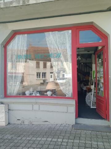 Joli magasin avec habitation au dessus