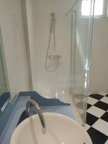 Joli magasin avec habitation au dessus