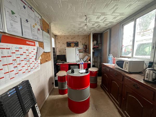 Local d'activité proche de SABLE SUR SARTHE A VENDRE