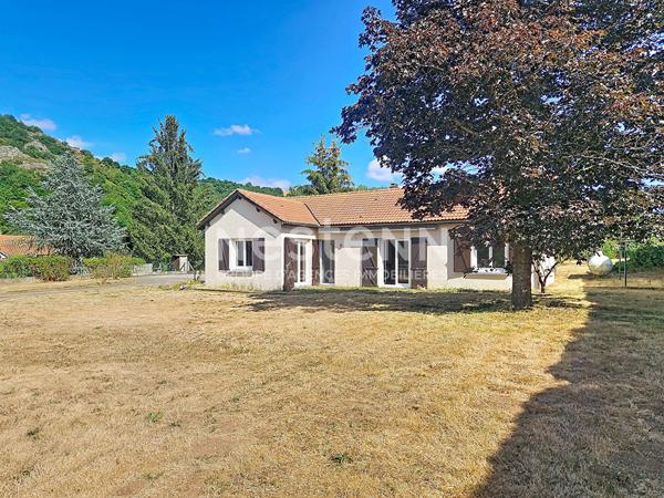 EXCLUSIVITE !  Hameau de RETOURNAC Maison plain pied sur 2000 m2 de terrain plat