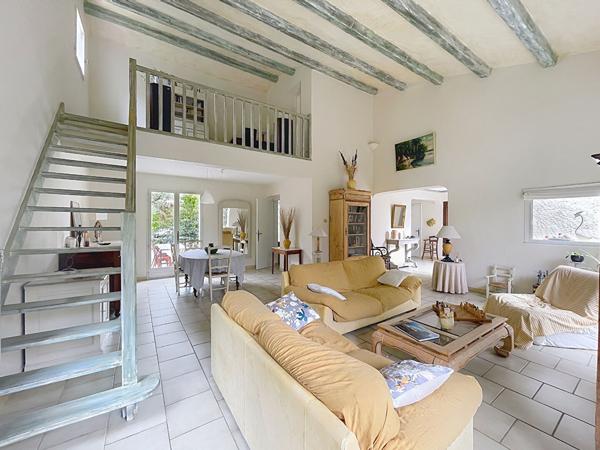 Maison Pierrevert, 6 pièces,142 m2, terrasses, piscine, et dépendances