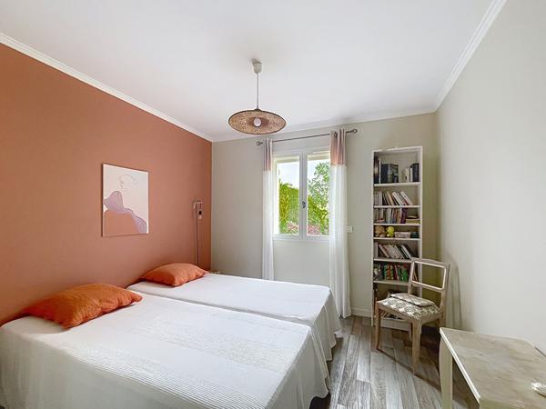 Maison Pierrevert, 6 pièces,142 m2, terrasses, piscine, et dépendances