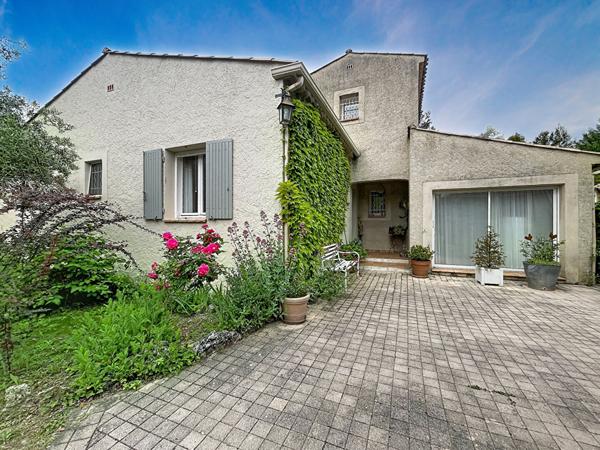 Maison Pierrevert, 6 pièces,142 m2, terrasses, piscine, et dépendances