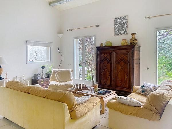 Maison Pierrevert, 6 pièces,142 m2, terrasses, piscine, et dépendances