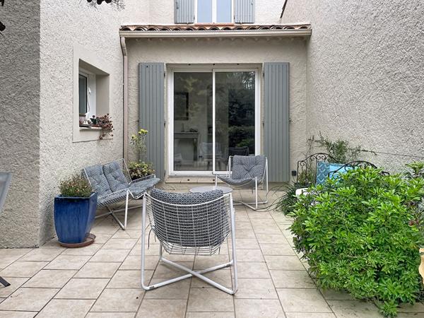 Maison Pierrevert, 6 pièces,142 m2, terrasses, piscine, et dépendances