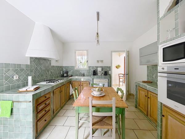 Maison Pierrevert, 6 pièces,142 m2, terrasses, piscine, et dépendances