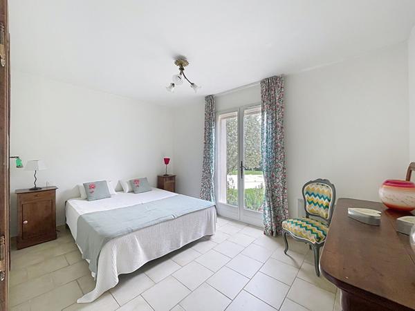 Maison Pierrevert, 6 pièces,142 m2, terrasses, piscine, et dépendances