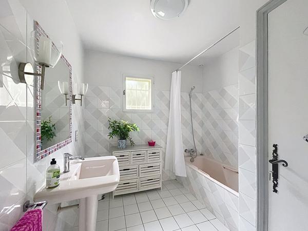 Maison Pierrevert, 6 pièces,142 m2, terrasses, piscine, et dépendances