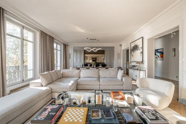 Appartement de réception rénové avec vue sur la  Tour Eiffel