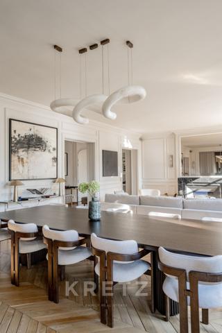 Appartement de réception rénové avec vue sur la  Tour Eiffel