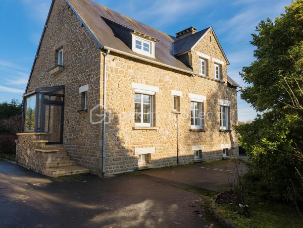 Située à Saint-Hilaire-du-Harcouët, cette élégante maison de maître en pierre d’environ 150 m² séduit par son charme et son environnement verdoyant. Édifiée sur un terrain arboré d’environ 1 300 m², elle offre un cadre de vie paisible tout en restant proche des commodités.

Au rez-de-chaussée, vous découvrirez :
- une vaste entrée accueillante,
- un séjour lumineux avec cheminée, idéal pour des moments chaleureux,
- une cuisine aménagée,
- deux chambres,
- une salle de bains 
- un WC

À l’étage, l’espace nuit se compose de :
- trois belles chambres supplémentaires,
- une salle d’eau avec WC

La maison dispose également de nombreux atouts :
- chauffage par aérothermie,
- huit panneaux solaires,
- garage,
- Vide sanitaires 

À l’extérieur, vous profiterez d’un beau jardin arboré, parfait pour se détendre et profiter des beaux jours.
Une maison pleine de caractère, idéale pour une famille ou pour les amoureux des maisons en pierre.

📞 Pour plus d’informations ou organiser une visite, contactez moi.

Mon rêve est de réaliser les vôtres