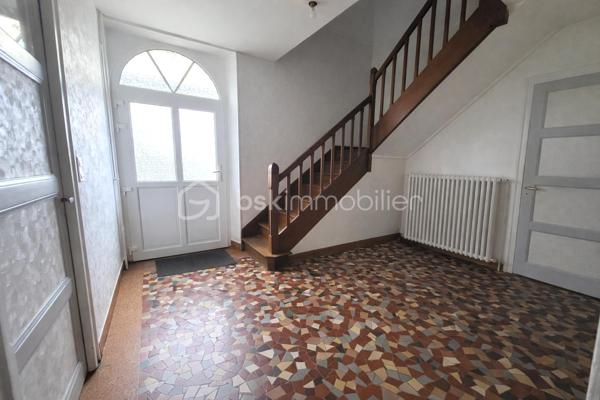 Située à Saint-Hilaire-du-Harcouët, cette élégante maison de maître en pierre d’environ 150 m² séduit par son charme et son environnement verdoyant. Édifiée sur un terrain arboré d’environ 1 300 m², elle offre un cadre de vie paisible tout en restant proche des commodités.

Au rez-de-chaussée, vous découvrirez :
- une vaste entrée accueillante,
- un séjour lumineux avec cheminée, idéal pour des moments chaleureux,
- une cuisine aménagée,
- deux chambres,
- une salle de bains 
- un WC

À l’étage, l’espace nuit se compose de :
- trois belles chambres supplémentaires,
- une salle d’eau avec WC

La maison dispose également de nombreux atouts :
- chauffage par aérothermie,
- huit panneaux solaires,
- garage,
- Vide sanitaires 

À l’extérieur, vous profiterez d’un beau jardin arboré, parfait pour se détendre et profiter des beaux jours.
Une maison pleine de caractère, idéale pour une famille ou pour les amoureux des maisons en pierre.

📞 Pour plus d’informations ou organiser une visite, contactez moi.

Mon rêve est de réaliser les vôtres