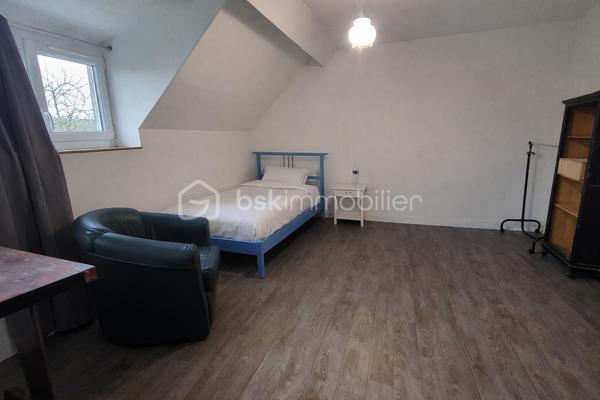 Située à Saint-Hilaire-du-Harcouët, cette élégante maison de maître en pierre d’environ 150 m² séduit par son charme et son environnement verdoyant. Édifiée sur un terrain arboré d’environ 1 300 m², elle offre un cadre de vie paisible tout en restant proche des commodités.

Au rez-de-chaussée, vous découvrirez :
- une vaste entrée accueillante,
- un séjour lumineux avec cheminée, idéal pour des moments chaleureux,
- une cuisine aménagée,
- deux chambres,
- une salle de bains 
- un WC

À l’étage, l’espace nuit se compose de :
- trois belles chambres supplémentaires,
- une salle d’eau avec WC

La maison dispose également de nombreux atouts :
- chauffage par aérothermie,
- huit panneaux solaires,
- garage,
- Vide sanitaires 

À l’extérieur, vous profiterez d’un beau jardin arboré, parfait pour se détendre et profiter des beaux jours.
Une maison pleine de caractère, idéale pour une famille ou pour les amoureux des maisons en pierre.

📞 Pour plus d’informations ou organiser une visite, contactez moi.

Mon rêve est de réaliser les vôtres