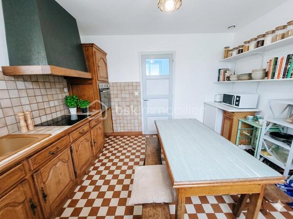 Située à Saint-Hilaire-du-Harcouët, cette élégante maison de maître en pierre d’environ 150 m² séduit par son charme et son environnement verdoyant. Édifiée sur un terrain arboré d’environ 1 300 m², elle offre un cadre de vie paisible tout en restant proche des commodités.

Au rez-de-chaussée, vous découvrirez :
- une vaste entrée accueillante,
- un séjour lumineux avec cheminée, idéal pour des moments chaleureux,
- une cuisine aménagée,
- deux chambres,
- une salle de bains 
- un WC

À l’étage, l’espace nuit se compose de :
- trois belles chambres supplémentaires,
- une salle d’eau avec WC

La maison dispose également de nombreux atouts :
- chauffage par aérothermie,
- huit panneaux solaires,
- garage,
- Vide sanitaires 

À l’extérieur, vous profiterez d’un beau jardin arboré, parfait pour se détendre et profiter des beaux jours.
Une maison pleine de caractère, idéale pour une famille ou pour les amoureux des maisons en pierre.

📞 Pour plus d’informations ou organiser une visite, contactez moi.

Mon rêve est de réaliser les vôtres
