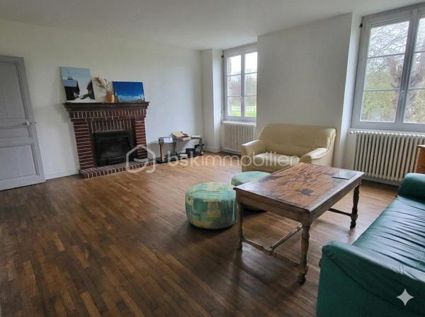 Située à Saint-Hilaire-du-Harcouët, cette élégante maison de maître en pierre d’environ 150 m² séduit par son charme et son environnement verdoyant. Édifiée sur un terrain arboré d’environ 1 300 m², elle offre un cadre de vie paisible tout en restant proche des commodités.

Au rez-de-chaussée, vous découvrirez :
- une vaste entrée accueillante,
- un séjour lumineux avec cheminée, idéal pour des moments chaleureux,
- une cuisine aménagée,
- deux chambres,
- une salle de bains 
- un WC

À l’étage, l’espace nuit se compose de :
- trois belles chambres supplémentaires,
- une salle d’eau avec WC

La maison dispose également de nombreux atouts :
- chauffage par aérothermie,
- huit panneaux solaires,
- garage,
- Vide sanitaires 

À l’extérieur, vous profiterez d’un beau jardin arboré, parfait pour se détendre et profiter des beaux jours.
Une maison pleine de caractère, idéale pour une famille ou pour les amoureux des maisons en pierre.

📞 Pour plus d’informations ou organiser une visite, contactez moi.

Mon rêve est de réaliser les vôtres