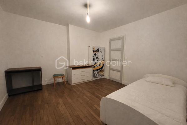 Située à Saint-Hilaire-du-Harcouët, cette élégante maison de maître en pierre d’environ 150 m² séduit par son charme et son environnement verdoyant. Édifiée sur un terrain arboré d’environ 1 300 m², elle offre un cadre de vie paisible tout en restant proche des commodités.

Au rez-de-chaussée, vous découvrirez :
- une vaste entrée accueillante,
- un séjour lumineux avec cheminée, idéal pour des moments chaleureux,
- une cuisine aménagée,
- deux chambres,
- une salle de bains 
- un WC

À l’étage, l’espace nuit se compose de :
- trois belles chambres supplémentaires,
- une salle d’eau avec WC

La maison dispose également de nombreux atouts :
- chauffage par aérothermie,
- huit panneaux solaires,
- garage,
- Vide sanitaires 

À l’extérieur, vous profiterez d’un beau jardin arboré, parfait pour se détendre et profiter des beaux jours.
Une maison pleine de caractère, idéale pour une famille ou pour les amoureux des maisons en pierre.

📞 Pour plus d’informations ou organiser une visite, contactez moi.

Mon rêve est de réaliser les vôtres