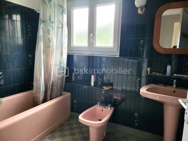 Située à Saint-Hilaire-du-Harcouët, cette élégante maison de maître en pierre d’environ 150 m² séduit par son charme et son environnement verdoyant. Édifiée sur un terrain arboré d’environ 1 300 m², elle offre un cadre de vie paisible tout en restant proche des commodités.

Au rez-de-chaussée, vous découvrirez :
- une vaste entrée accueillante,
- un séjour lumineux avec cheminée, idéal pour des moments chaleureux,
- une cuisine aménagée,
- deux chambres,
- une salle de bains 
- un WC

À l’étage, l’espace nuit se compose de :
- trois belles chambres supplémentaires,
- une salle d’eau avec WC

La maison dispose également de nombreux atouts :
- chauffage par aérothermie,
- huit panneaux solaires,
- garage,
- Vide sanitaires 

À l’extérieur, vous profiterez d’un beau jardin arboré, parfait pour se détendre et profiter des beaux jours.
Une maison pleine de caractère, idéale pour une famille ou pour les amoureux des maisons en pierre.

📞 Pour plus d’informations ou organiser une visite, contactez moi.

Mon rêve est de réaliser les vôtres