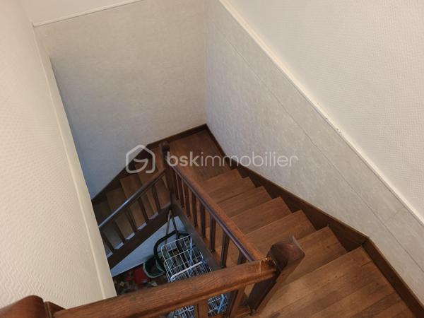 Située à Saint-Hilaire-du-Harcouët, cette élégante maison de maître en pierre d’environ 150 m² séduit par son charme et son environnement verdoyant. Édifiée sur un terrain arboré d’environ 1 300 m², elle offre un cadre de vie paisible tout en restant proche des commodités.

Au rez-de-chaussée, vous découvrirez :
- une vaste entrée accueillante,
- un séjour lumineux avec cheminée, idéal pour des moments chaleureux,
- une cuisine aménagée,
- deux chambres,
- une salle de bains 
- un WC

À l’étage, l’espace nuit se compose de :
- trois belles chambres supplémentaires,
- une salle d’eau avec WC

La maison dispose également de nombreux atouts :
- chauffage par aérothermie,
- huit panneaux solaires,
- garage,
- Vide sanitaires 

À l’extérieur, vous profiterez d’un beau jardin arboré, parfait pour se détendre et profiter des beaux jours.
Une maison pleine de caractère, idéale pour une famille ou pour les amoureux des maisons en pierre.

📞 Pour plus d’informations ou organiser une visite, contactez moi.

Mon rêve est de réaliser les vôtres