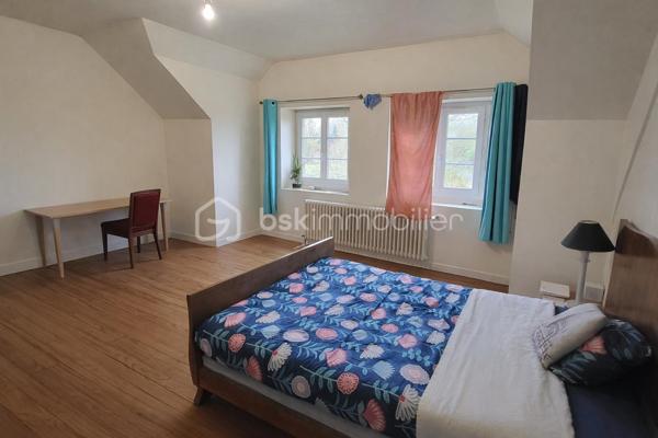 Située à Saint-Hilaire-du-Harcouët, cette élégante maison de maître en pierre d’environ 150 m² séduit par son charme et son environnement verdoyant. Édifiée sur un terrain arboré d’environ 1 300 m², elle offre un cadre de vie paisible tout en restant proche des commodités.

Au rez-de-chaussée, vous découvrirez :
- une vaste entrée accueillante,
- un séjour lumineux avec cheminée, idéal pour des moments chaleureux,
- une cuisine aménagée,
- deux chambres,
- une salle de bains 
- un WC

À l’étage, l’espace nuit se compose de :
- trois belles chambres supplémentaires,
- une salle d’eau avec WC

La maison dispose également de nombreux atouts :
- chauffage par aérothermie,
- huit panneaux solaires,
- garage,
- Vide sanitaires 

À l’extérieur, vous profiterez d’un beau jardin arboré, parfait pour se détendre et profiter des beaux jours.
Une maison pleine de caractère, idéale pour une famille ou pour les amoureux des maisons en pierre.

📞 Pour plus d’informations ou organiser une visite, contactez moi.

Mon rêve est de réaliser les vôtres
