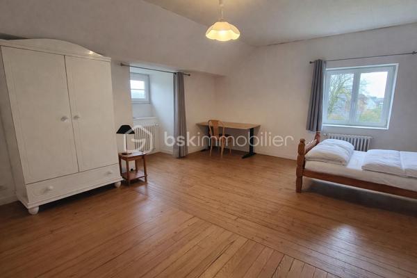Située à Saint-Hilaire-du-Harcouët, cette élégante maison de maître en pierre d’environ 150 m² séduit par son charme et son environnement verdoyant. Édifiée sur un terrain arboré d’environ 1 300 m², elle offre un cadre de vie paisible tout en restant proche des commodités.

Au rez-de-chaussée, vous découvrirez :
- une vaste entrée accueillante,
- un séjour lumineux avec cheminée, idéal pour des moments chaleureux,
- une cuisine aménagée,
- deux chambres,
- une salle de bains 
- un WC

À l’étage, l’espace nuit se compose de :
- trois belles chambres supplémentaires,
- une salle d’eau avec WC

La maison dispose également de nombreux atouts :
- chauffage par aérothermie,
- huit panneaux solaires,
- garage,
- Vide sanitaires 

À l’extérieur, vous profiterez d’un beau jardin arboré, parfait pour se détendre et profiter des beaux jours.
Une maison pleine de caractère, idéale pour une famille ou pour les amoureux des maisons en pierre.

📞 Pour plus d’informations ou organiser une visite, contactez moi.

Mon rêve est de réaliser les vôtres