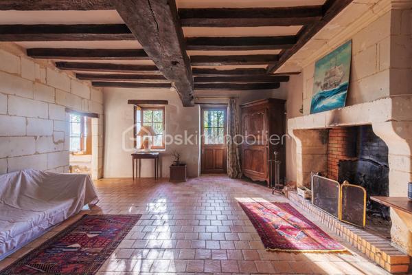 Maison de caractère de 182 m² sur 3 600 m² de terrain. Calme absolu et cadre naturel privilégié.
Nichée au cœur d’un environnement verdoyant et préservé, cette charmante maison de 182 m² offre un cadre de vie rare, idéal pour les amateurs de nature, d’authenticité et de tranquillité.

Au rez-de-chaussée : Vous découvrirez une cuisine conviviale entièrement équipée avec son arrière-cuisine attenante, un vaste séjour baigné de lumière et agrémenté d’une cheminée, ouvert sur la campagne environnante, ainsi qu’un salon chaleureux propice à la détente.
Une grande pièce polyvalente complète ce niveau. Elle pourra accueillir selon vos besoins un bureau, une chambre supplémentaire, un espace de loisirs ou un second salon, tout en profitant d’une agréable vue dégagée sur la nature. Un WC indépendant est également présent.

A l’étage : L’espace nuit se compose de trois chambres lumineuses, d’une salle d’eau et d’un WC indépendant.
Les combles, aménageables, offrent un potentiel supplémentaire intéressant pour agrandir la surface habitable selon vos projets.

Extérieurs et prestations : Implantée sur une vaste parcelle de 3 600 m², la propriété constitue un véritable havre de paix, à l’abri de toute nuisance sonore. Un garage et un préau viennent compléter l’ensemble pour répondre à vos besoins de rangement et de stockage.

Confort : Chauffage au sol au gaz au rez-de-chaussée, convecteurs électriques à l’étage, cheminées dans le séjour, salon et cuisine.

Situation géographique

La maison bénéficie d’un emplacement privilégié, alliant calme de la campagne et proximité des commodités :
Commerces de proximité à 8 minutes de Le Lude, 25 minutes de La Flèche, 22 minutes de Baugé-en-Anjou, 37 minutes du péage Sablé–La Flèche (axe Paris–Angers), 1 heure de la gare TGV d’Angers-Saint-Laud, 55 minutes de la gare TGV du Mans.

Un bien rare sur le marché, offrant espace, sérénité et potentiel d’évolution dans un cadre naturel exceptionnel.

CLASSE ÉNERGIE : E / CLASSE CLIMAT : E
Montant moyen estimé des dépenses annuelles d'énergie pour un usage standard, établi à partir des prix de l'énergie des années 2021, 2022, 2023 : entre 5800€ et 7890€.

Contact : Eddy MICHEL 06 28 13 41 22
Agent commercial immatriculé au RSAC de ANGERS sous le numéro 504 206 582.

Les honoraires sont à la charge du vendeur.

Les informations sur les risques auxquels ce bien est exposé sont disponibles sur le site Géorisques pour les zones concernées: www.georisques.gouv.fr