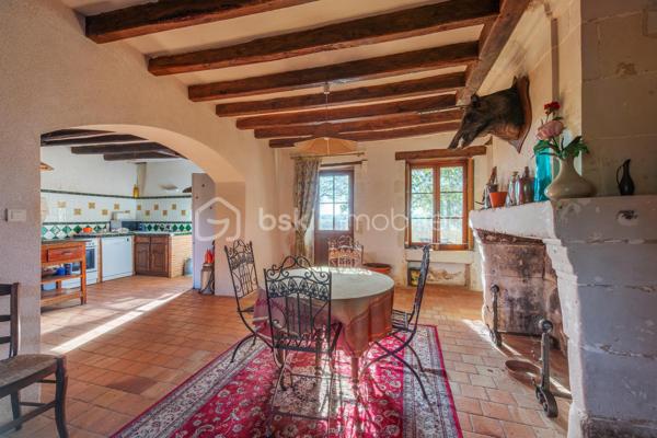 Maison de caractère de 182 m² sur 3 600 m² de terrain. Calme absolu et cadre naturel privilégié.
Nichée au cœur d’un environnement verdoyant et préservé, cette charmante maison de 182 m² offre un cadre de vie rare, idéal pour les amateurs de nature, d’authenticité et de tranquillité.

Au rez-de-chaussée : Vous découvrirez une cuisine conviviale entièrement équipée avec son arrière-cuisine attenante, un vaste séjour baigné de lumière et agrémenté d’une cheminée, ouvert sur la campagne environnante, ainsi qu’un salon chaleureux propice à la détente.
Une grande pièce polyvalente complète ce niveau. Elle pourra accueillir selon vos besoins un bureau, une chambre supplémentaire, un espace de loisirs ou un second salon, tout en profitant d’une agréable vue dégagée sur la nature. Un WC indépendant est également présent.

A l’étage : L’espace nuit se compose de trois chambres lumineuses, d’une salle d’eau et d’un WC indépendant.
Les combles, aménageables, offrent un potentiel supplémentaire intéressant pour agrandir la surface habitable selon vos projets.

Extérieurs et prestations : Implantée sur une vaste parcelle de 3 600 m², la propriété constitue un véritable havre de paix, à l’abri de toute nuisance sonore. Un garage et un préau viennent compléter l’ensemble pour répondre à vos besoins de rangement et de stockage.

Confort : Chauffage au sol au gaz au rez-de-chaussée, convecteurs électriques à l’étage, cheminées dans le séjour, salon et cuisine.

Situation géographique

La maison bénéficie d’un emplacement privilégié, alliant calme de la campagne et proximité des commodités :
Commerces de proximité à 8 minutes de Le Lude, 25 minutes de La Flèche, 22 minutes de Baugé-en-Anjou, 37 minutes du péage Sablé–La Flèche (axe Paris–Angers), 1 heure de la gare TGV d’Angers-Saint-Laud, 55 minutes de la gare TGV du Mans.

Un bien rare sur le marché, offrant espace, sérénité et potentiel d’évolution dans un cadre naturel exceptionnel.

CLASSE ÉNERGIE : E / CLASSE CLIMAT : E
Montant moyen estimé des dépenses annuelles d'énergie pour un usage standard, établi à partir des prix de l'énergie des années 2021, 2022, 2023 : entre 5800€ et 7890€.

Contact : Eddy MICHEL 06 28 13 41 22
Agent commercial immatriculé au RSAC de ANGERS sous le numéro 504 206 582.

Les honoraires sont à la charge du vendeur.

Les informations sur les risques auxquels ce bien est exposé sont disponibles sur le site Géorisques pour les zones concernées: www.georisques.gouv.fr
